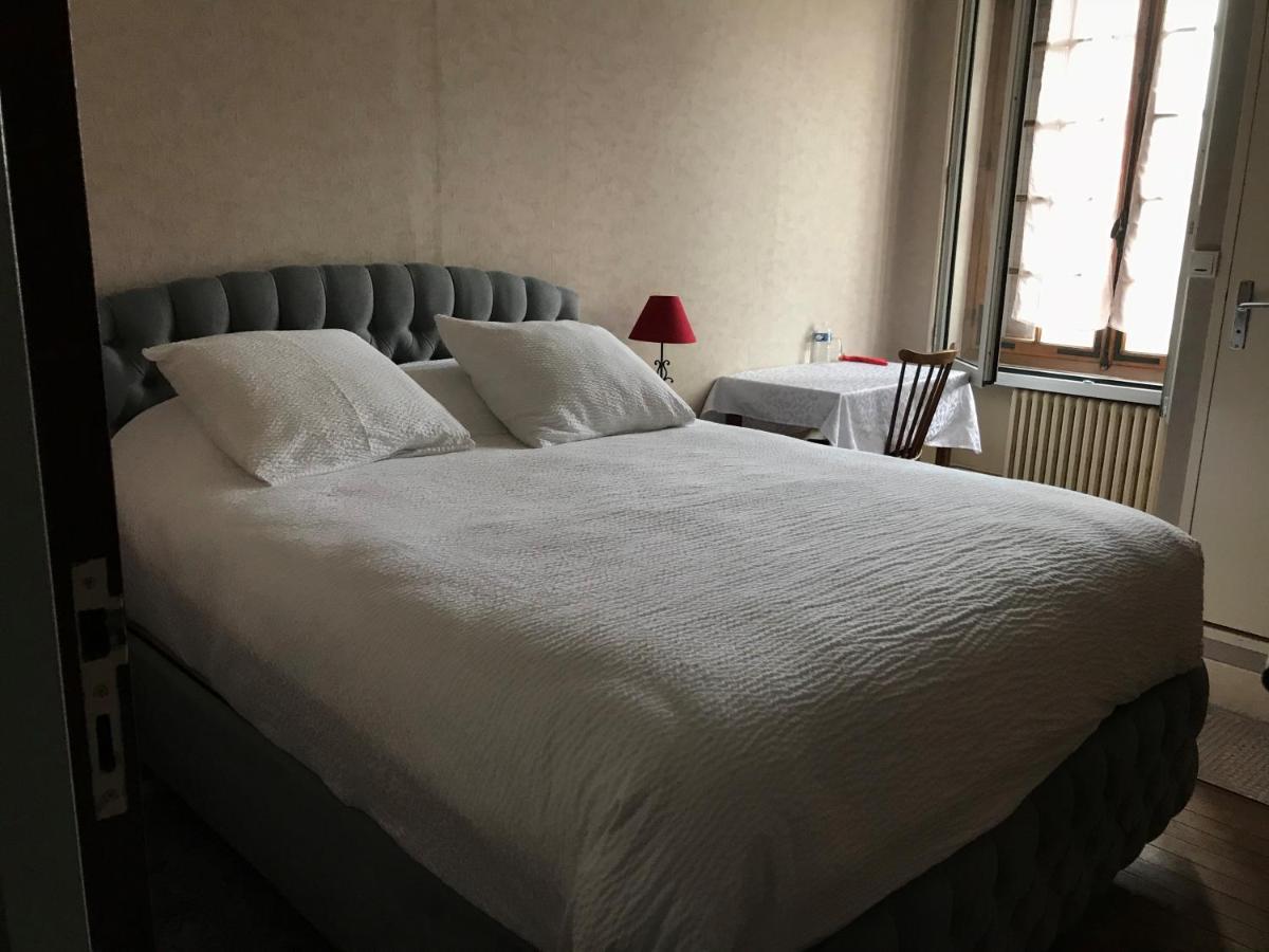 Logis Le Cheval Blanc Hotel Saint-Just Kültér fotó
